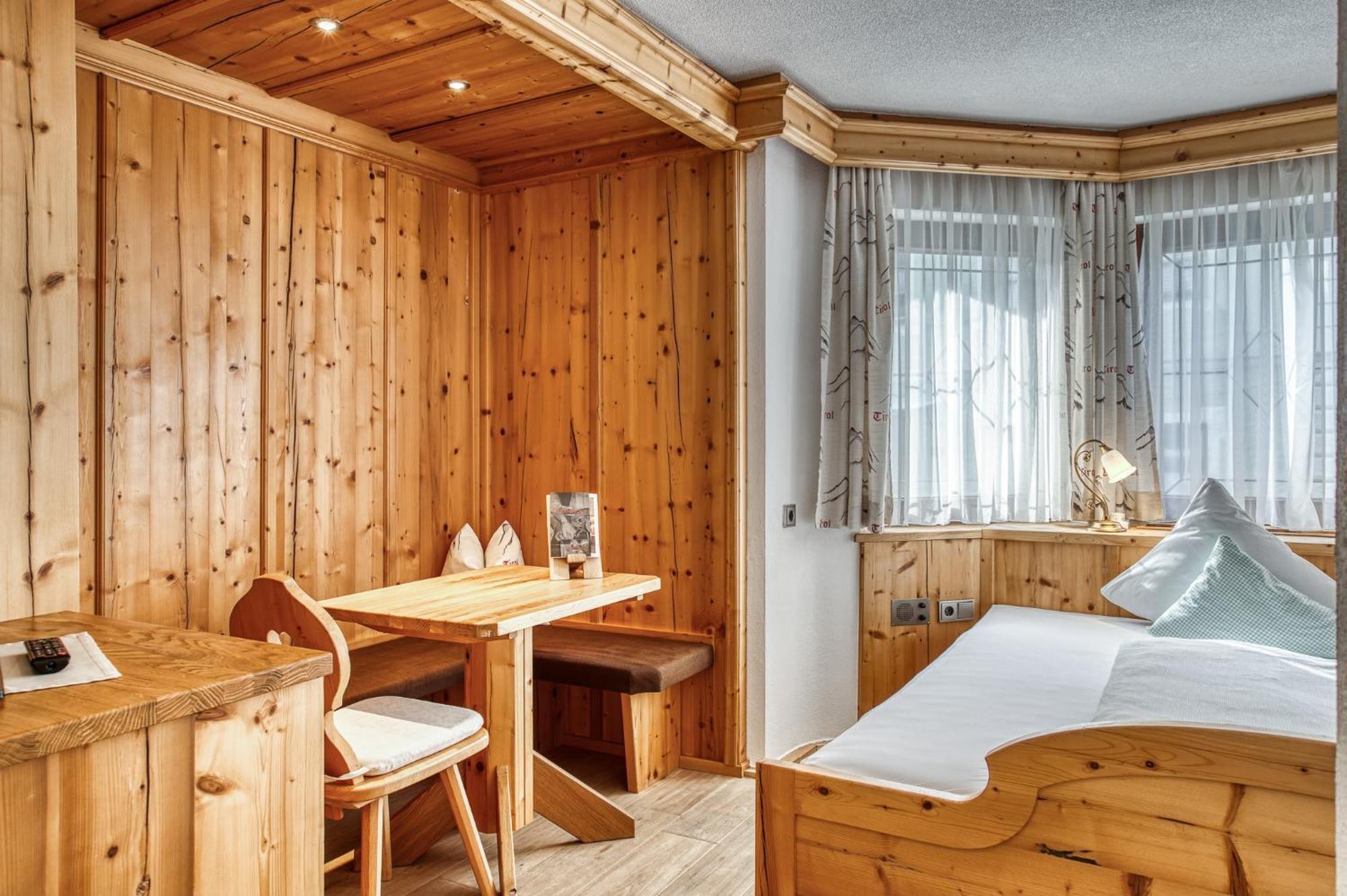 Hotel Alpenstolz 米耶德斯 外观 照片