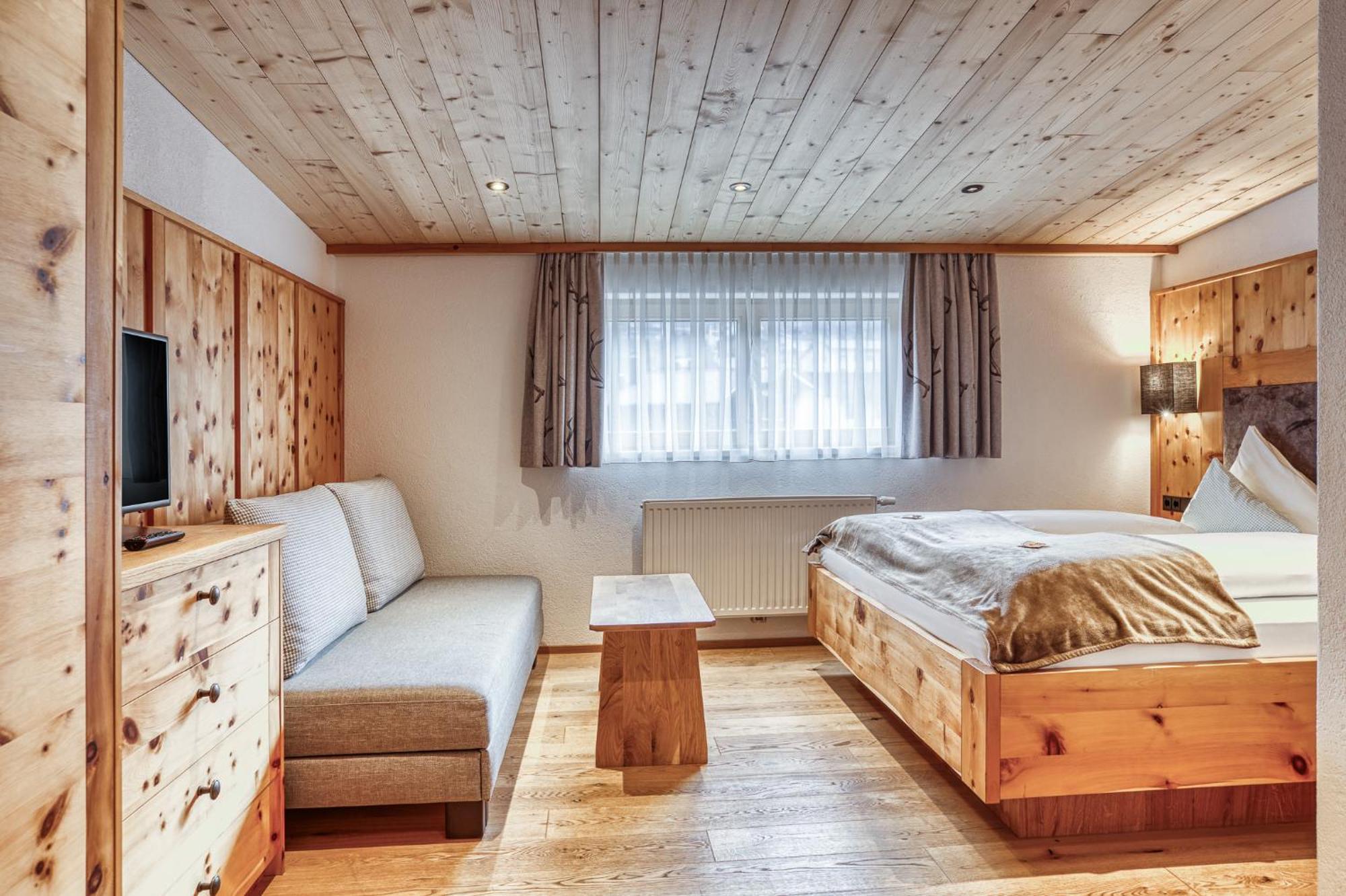 Hotel Alpenstolz 米耶德斯 外观 照片